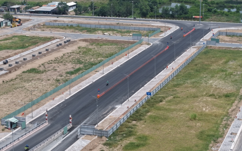 Đường nhựa đã dần được hoàn thiện