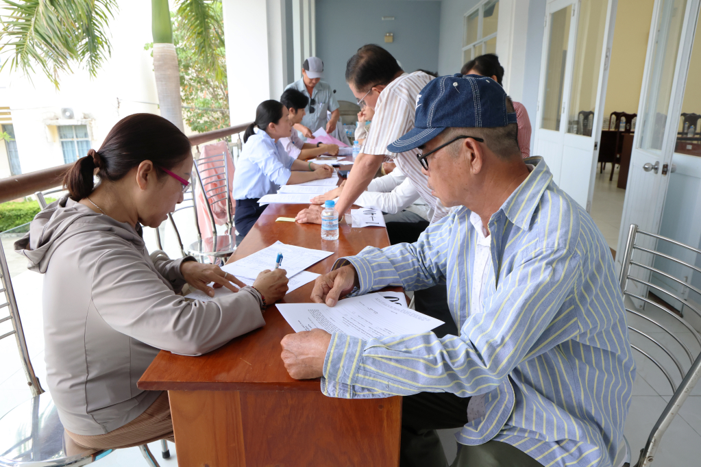 Người dân đăng ký nhận tiền bồi thường
