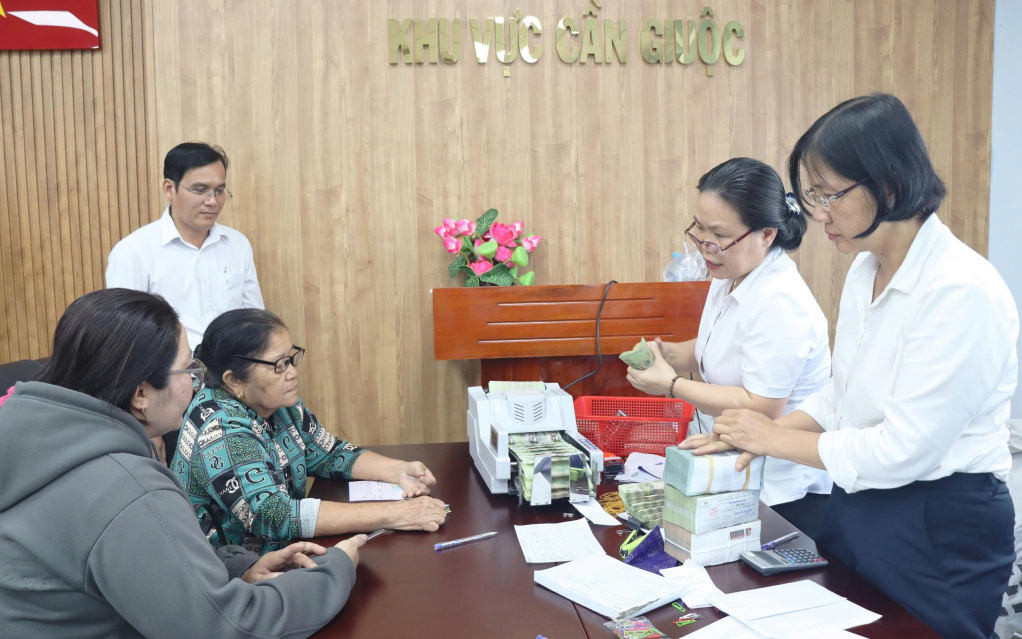 Người dân thực hiện thủ tục nhận tiền bồi thường, hỗ trợ trong quá trình giải phóng mặt bằng phục vụ dự án