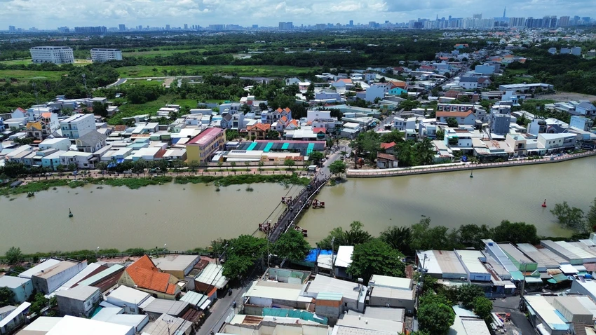 Toàn cảnh khu vực cầu Rạch Tôm trên trục đường Lê Văn Lương