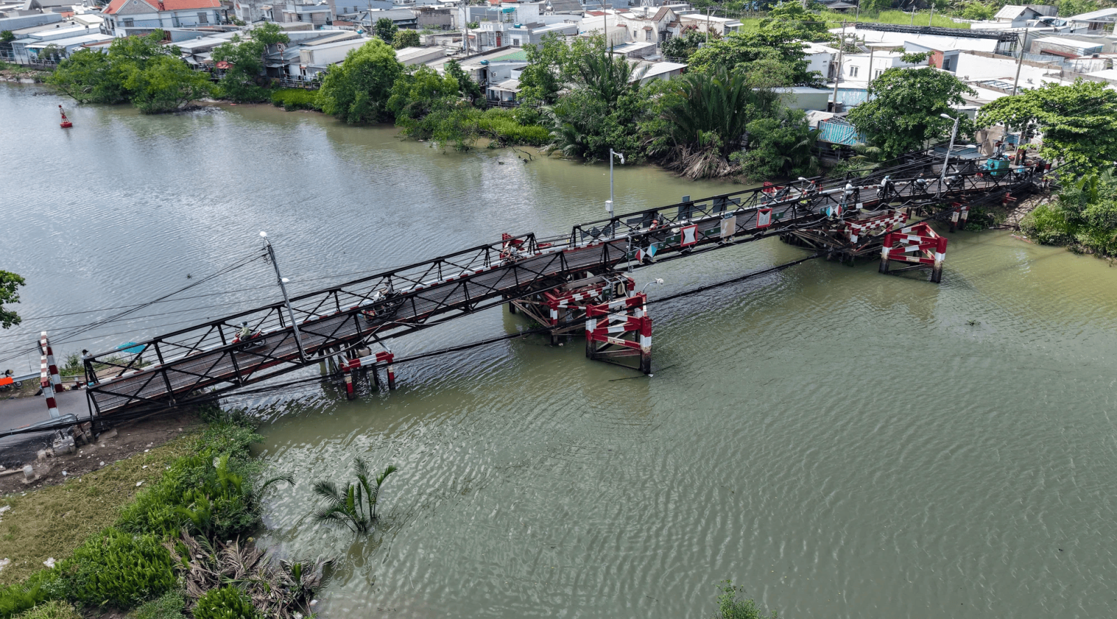 Toàn cảnh khu vực cầu Rạch Tôm trên trục đường Lê Văn Lương