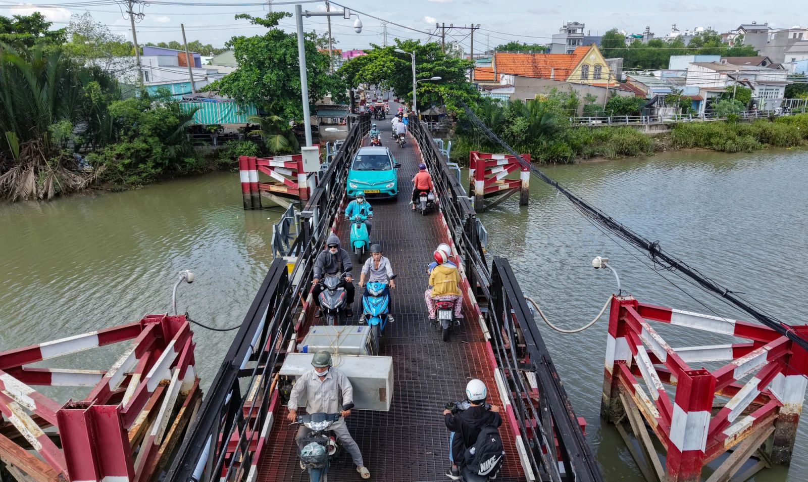 Lượng phương tiện lưu thông qua cầu Rạch Tôm hiện hữu khá lớn