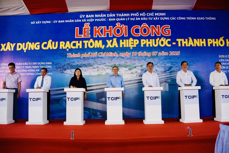 Các đại biểu thực hiện nghi thức khởi công dự án xây dựng cầu Rạch Tôm