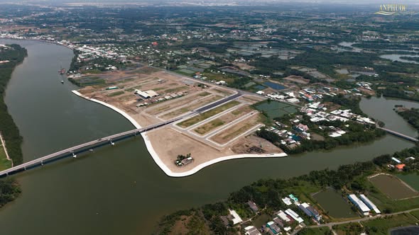 Toàn cảnh An Phước Sài Gòn nhìn từ trên cao, với tuyến bờ kè ven sông đang dần hoàn thiện và định hình rõ diện mạo dự án