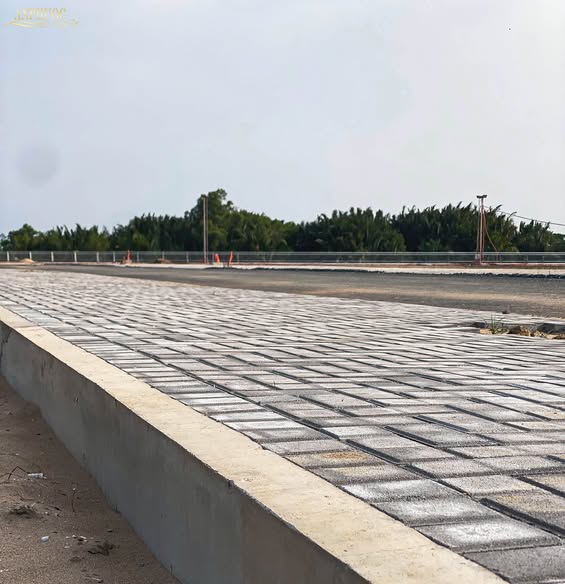 Vỉa hè được lát gạch đều tay, góp phần hoàn thiện cảnh quan hạ tầng nội khu