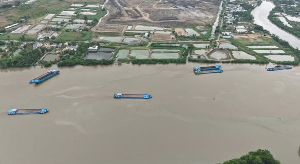Hoạt động vận chuyển, san lấp và thi công trên sông cho thấy nhịp phát triển sôi động tại Cần Giuộc.